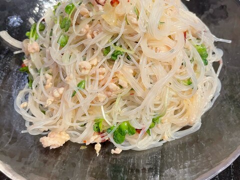 鶏挽肉と春雨のタイ風サラダ